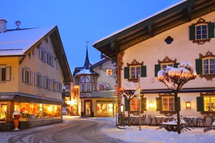 KNITTING AND CROCHETING AUSTRIA AND BAVARIA AT CHRISTMAS