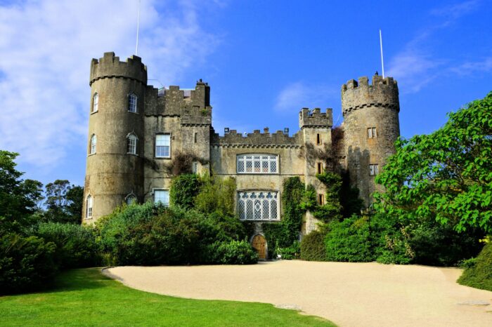 14-DAY Discovering the Castles, Traditions & Treasures of Ireland, England & Scotland